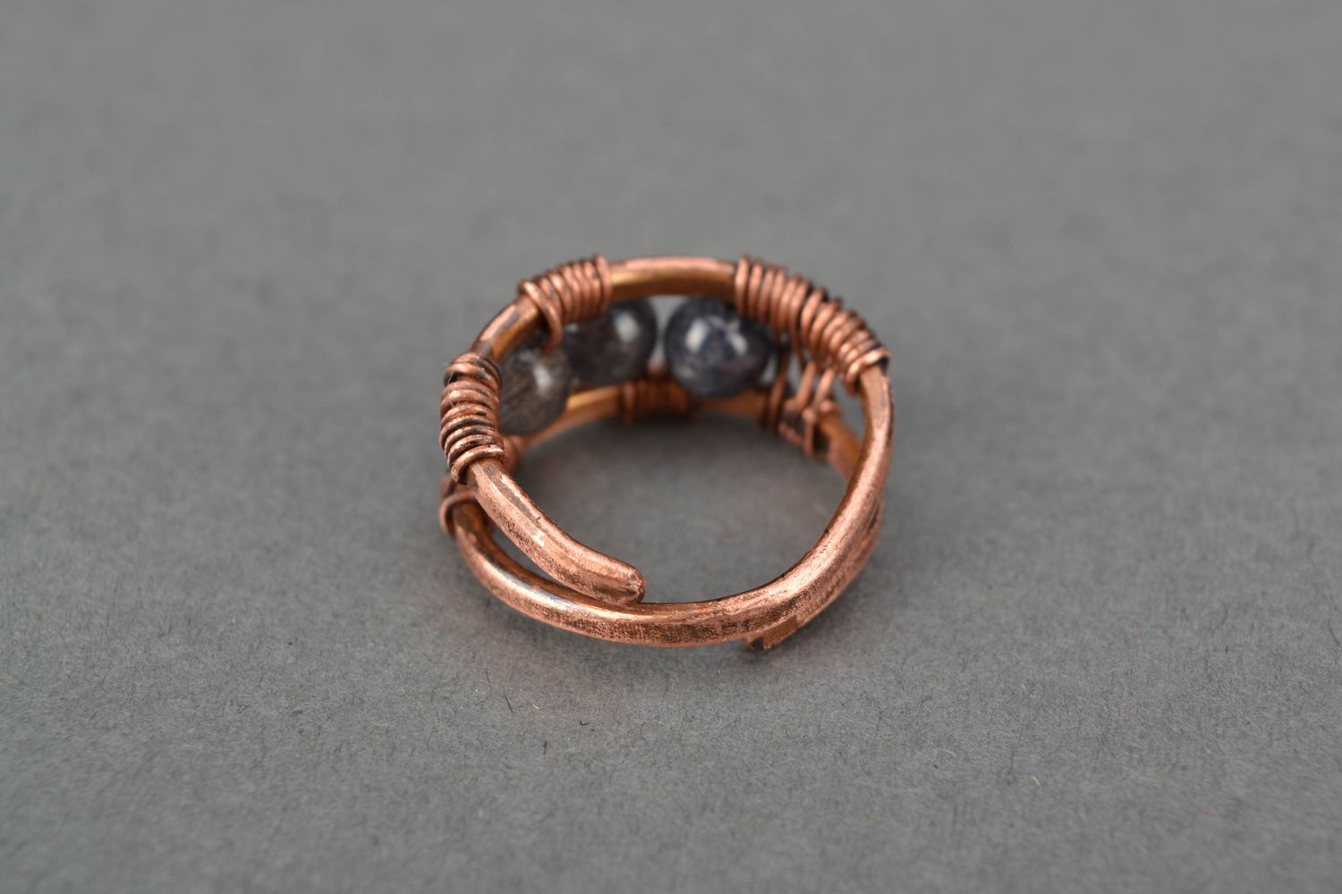 Металлическое кольцо в технике wire wrap с авантюрином фото 4
