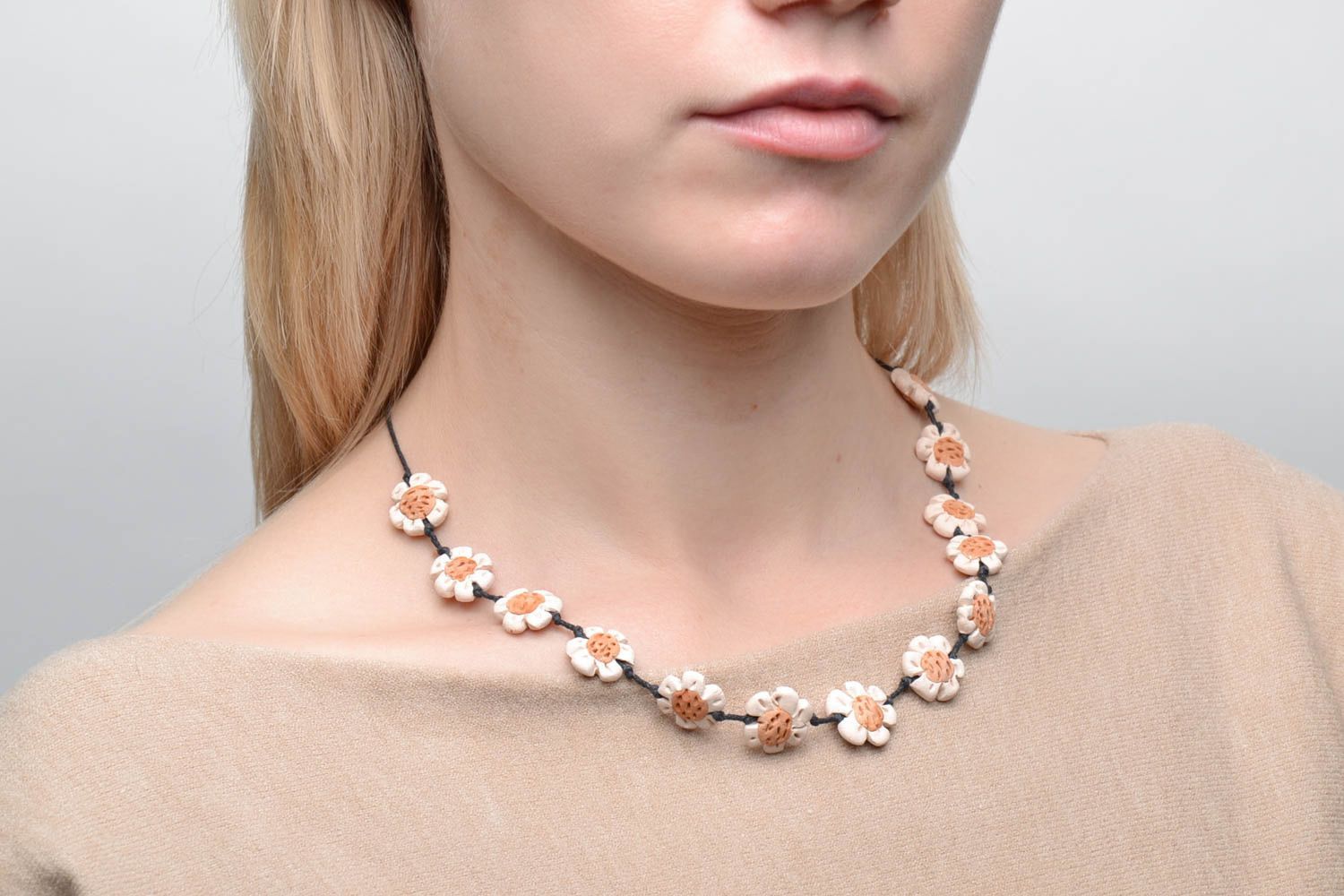 Handmade bead necklace Chamomiles photo 2