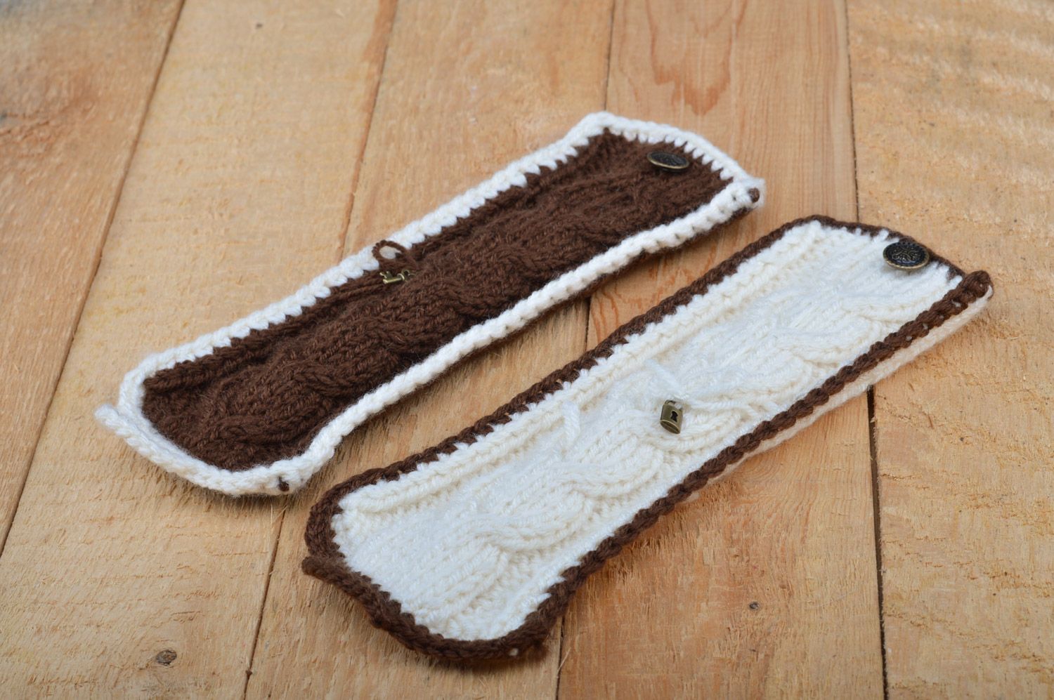 Set de protège-mug tricotés en laine faits main 2 pièces blanc et marron photo 2