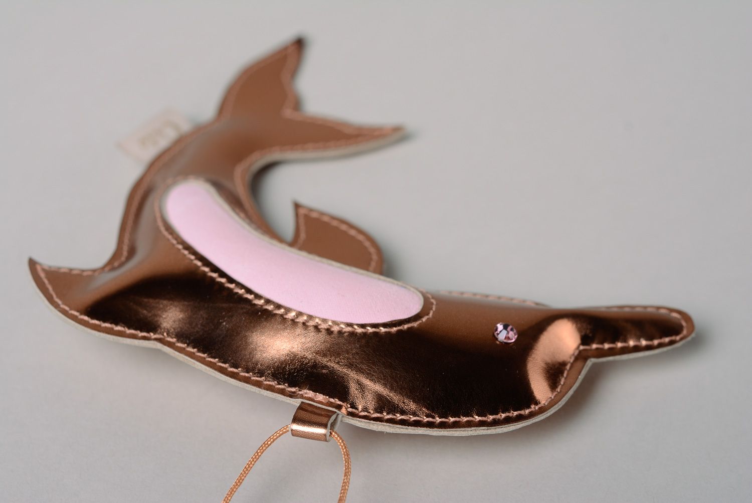 Handmade Schlüsselanhänger Delfin aus Leder foto 4