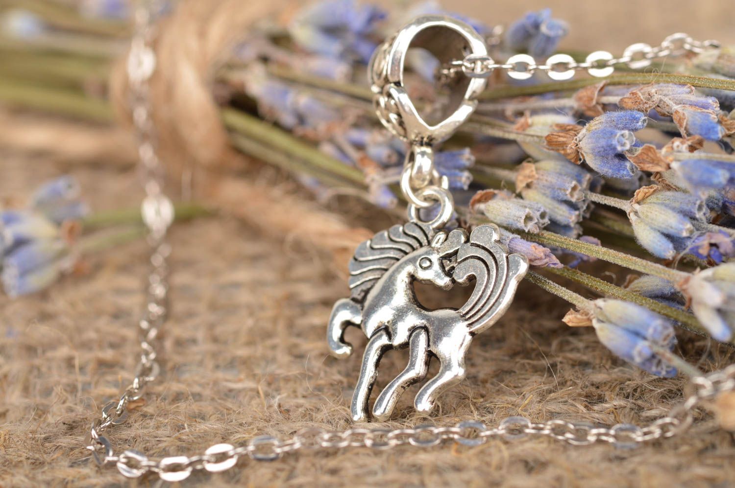 Pendentif en métal Bijoux fait main forme cheval Accessoire femme avec chaîne photo 1