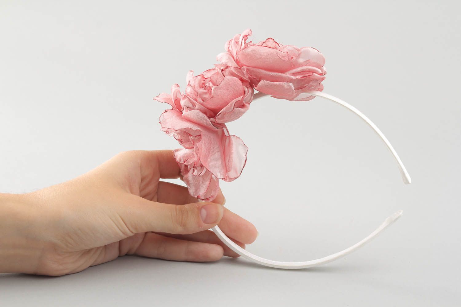 Aro de cabelo com com flores têxteis numa base de plástico acessório feminino foto 4