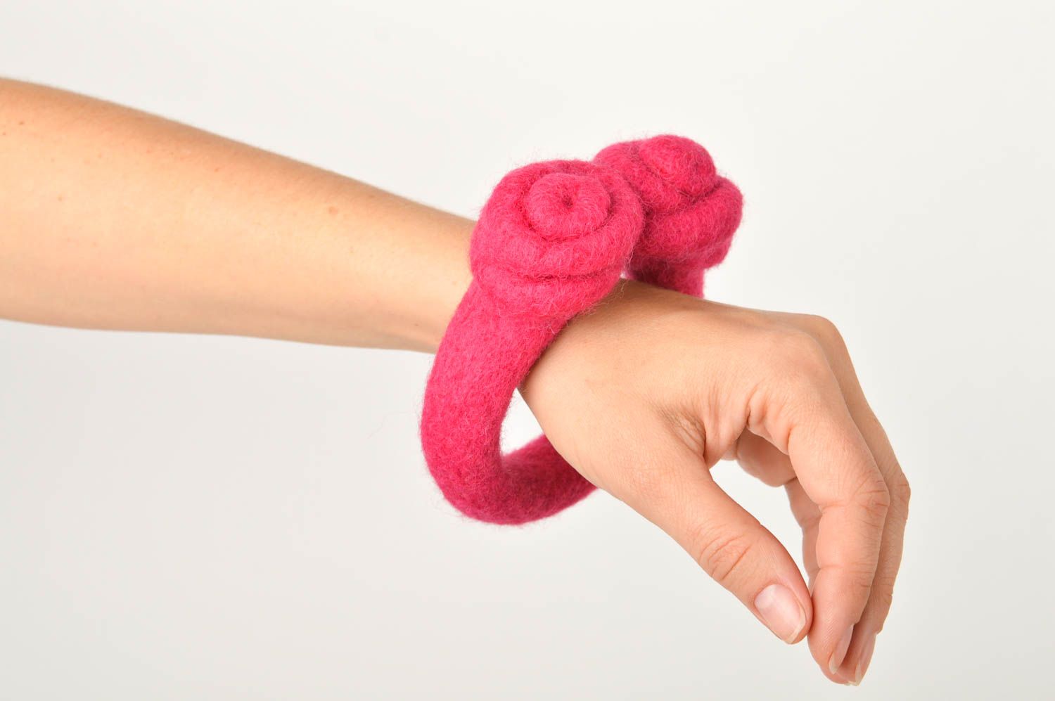 Bracelet fantaisie Bijou fait main original en laine feutrée Accessoire femme photo 3