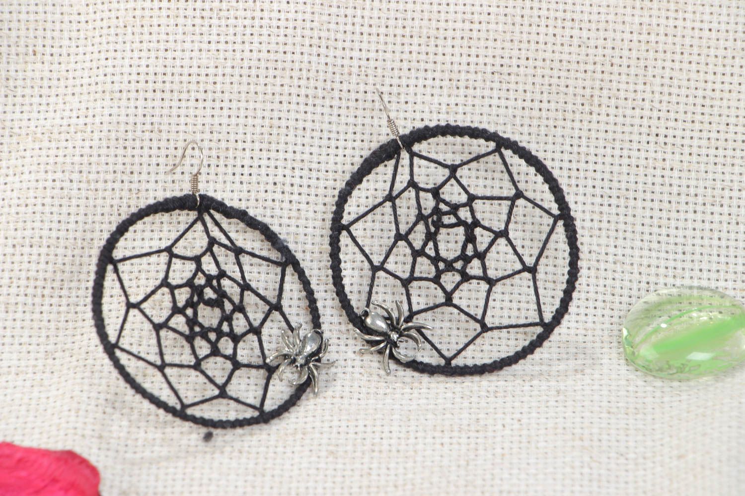 Ungewöhnliche schwarze runde Ohrringe Traumfänger aus Textil Fäden handmade für Frauen foto 1