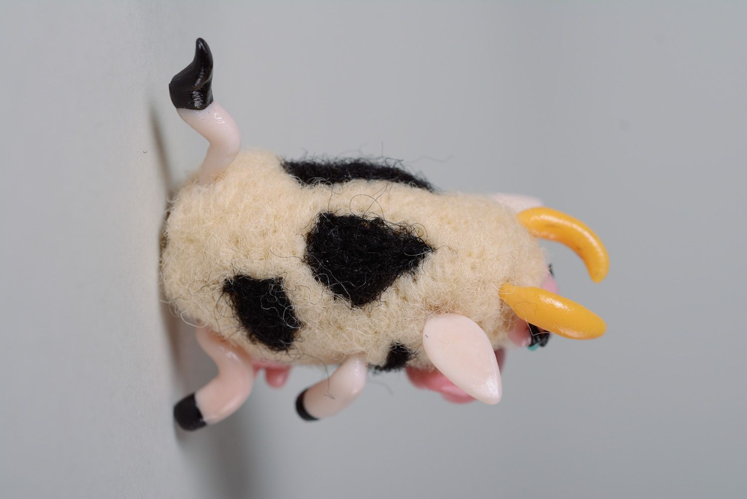Petit jouet en laine feutrée fait main décoratif original design vache  photo 5