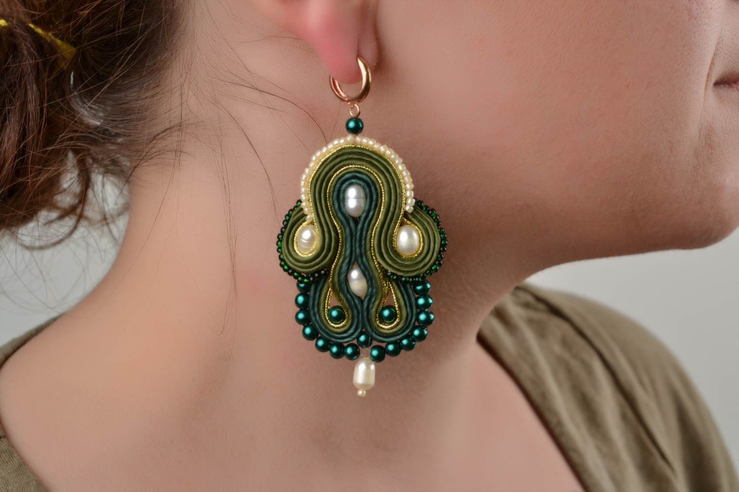 Beautiful green handmade massive soutache earrings with river pearls photo 2
