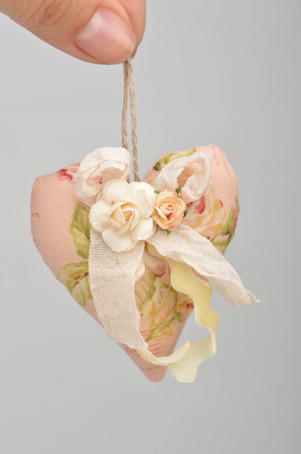 Suspension décorative cœur textile avec arôme de vanille faite main avec fleurs photo 2