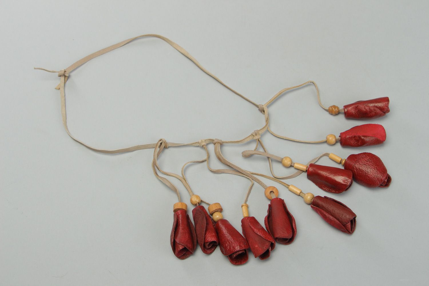 Collier en cuir et bois fait main écologique original rouge cadeau pour femme photo 1