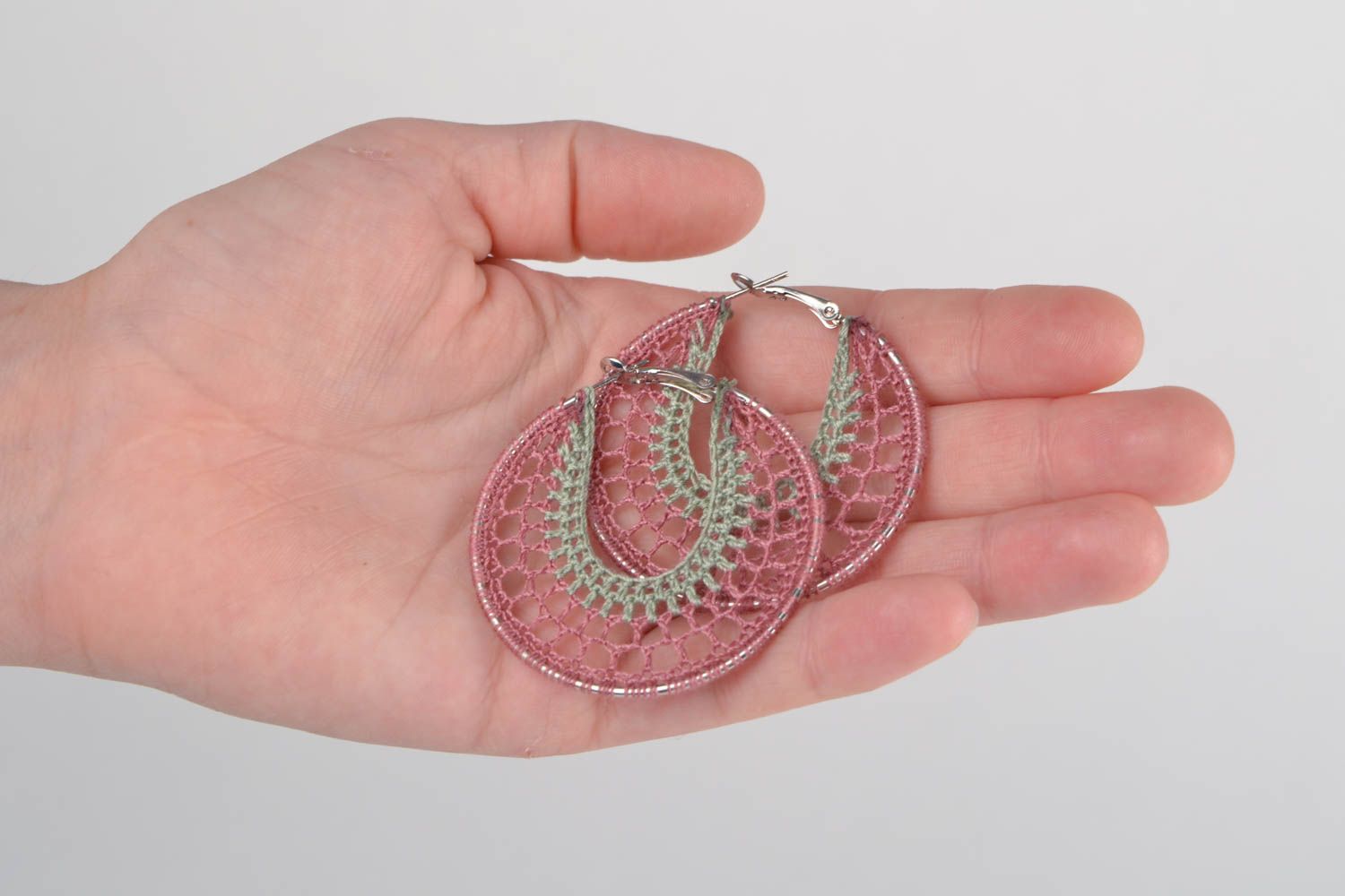 Boucles d'oreilles tricotées faites main avec anneaux métalliques originales photo 2