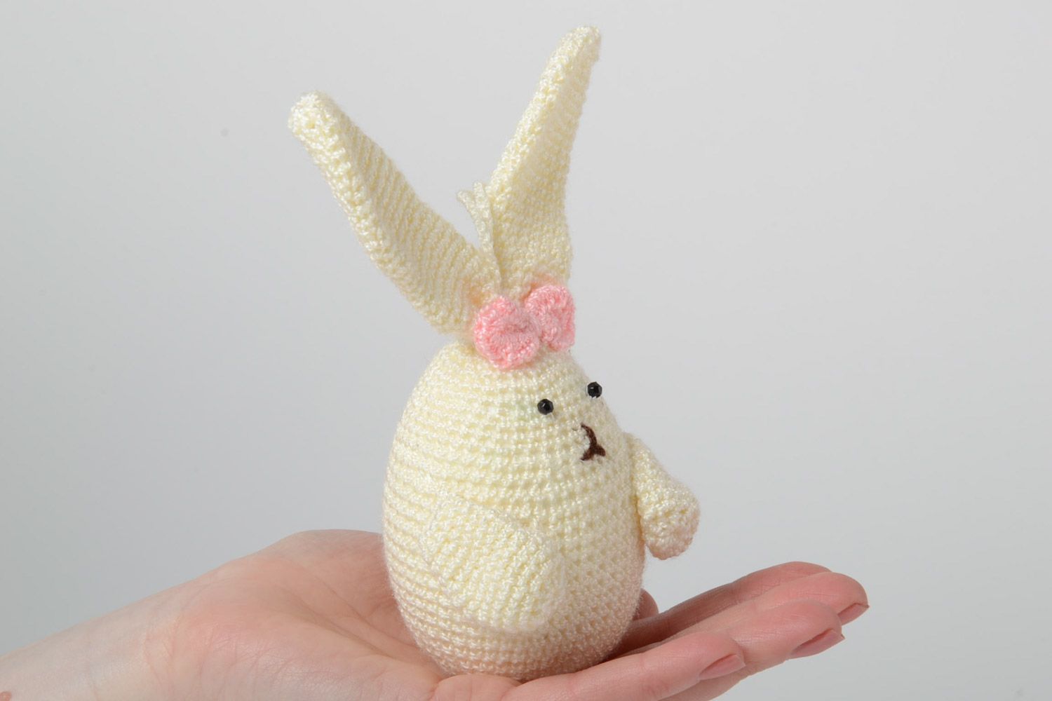 Вязаное яйцо кролик на деревянной основе молочного цвета маленькое ручная работа фото 5