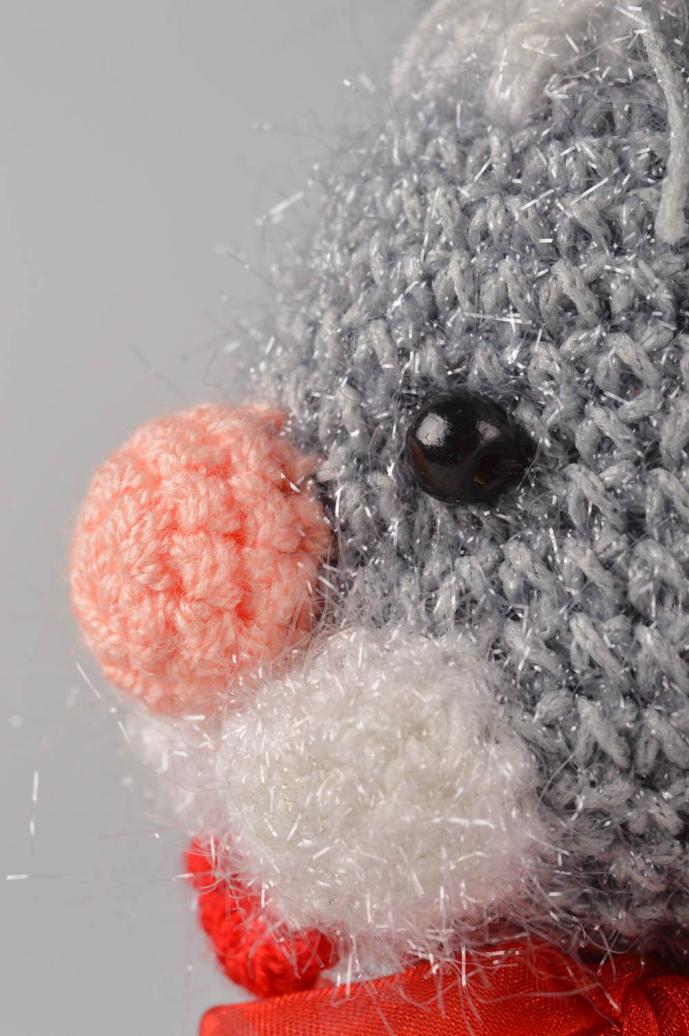 Jouet lapin Peluche faite main tricotée au crochet gris avec ruban Cadeau enfant photo 4