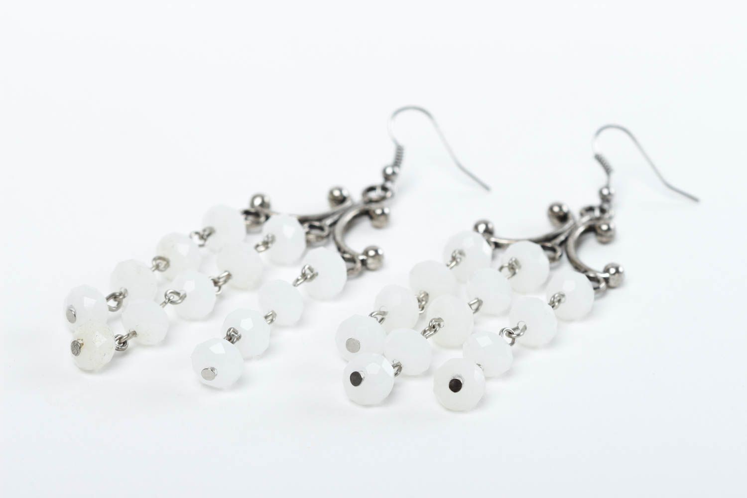 Boucles d'oreilles pendantes Bijou fait main blanches en cristal Cadeau femme photo 3