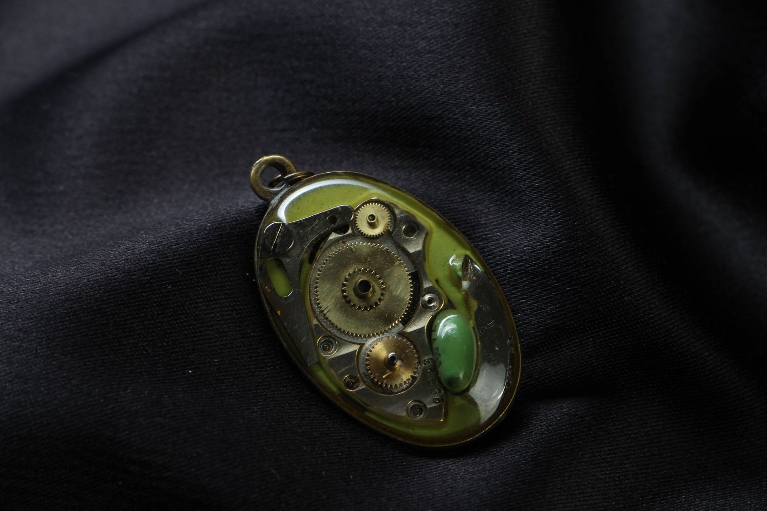 Oval pendant in steampunk style photo 1