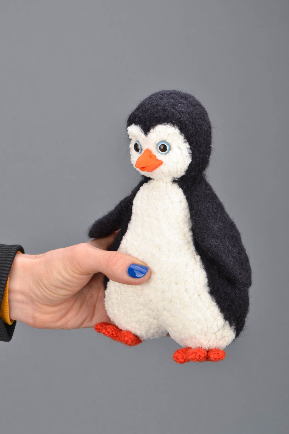 Дизайнерская игрушка вязаная в виде пингвинчика фото 2