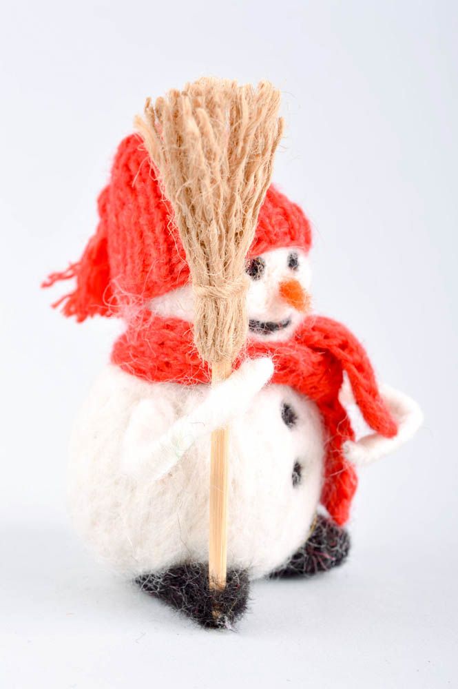 Валяная игрушка ручной работы фигурка из войлока игрушка из шерсти Снеговичок фото 4