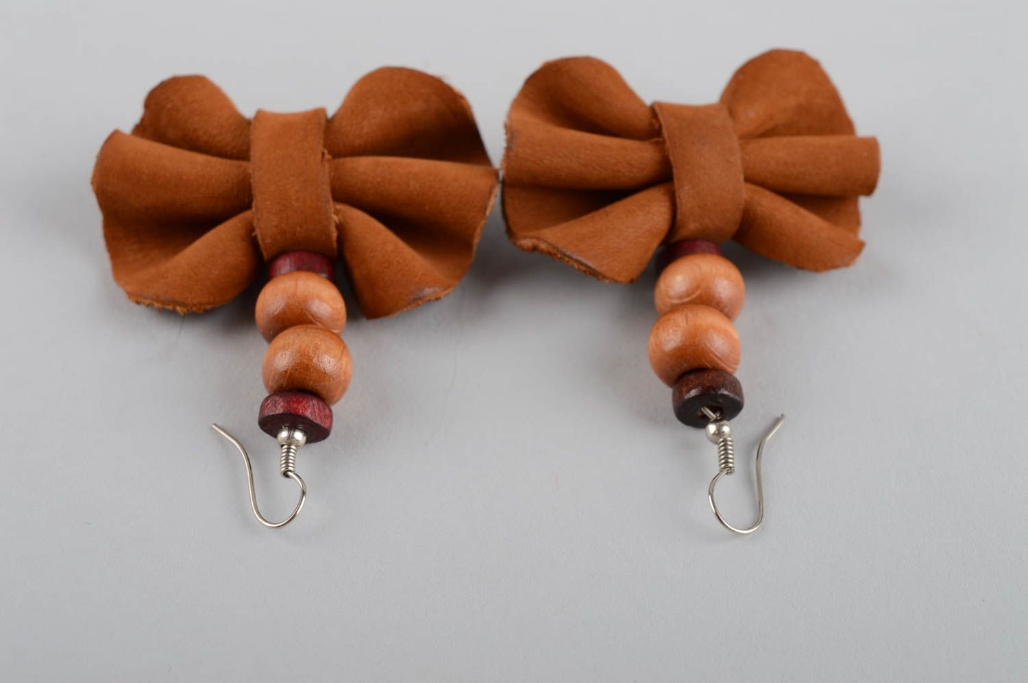 Boucles d'oreilles pendantes Bijoux fait main en cuir noeuds marron Cadeau femme photo 4