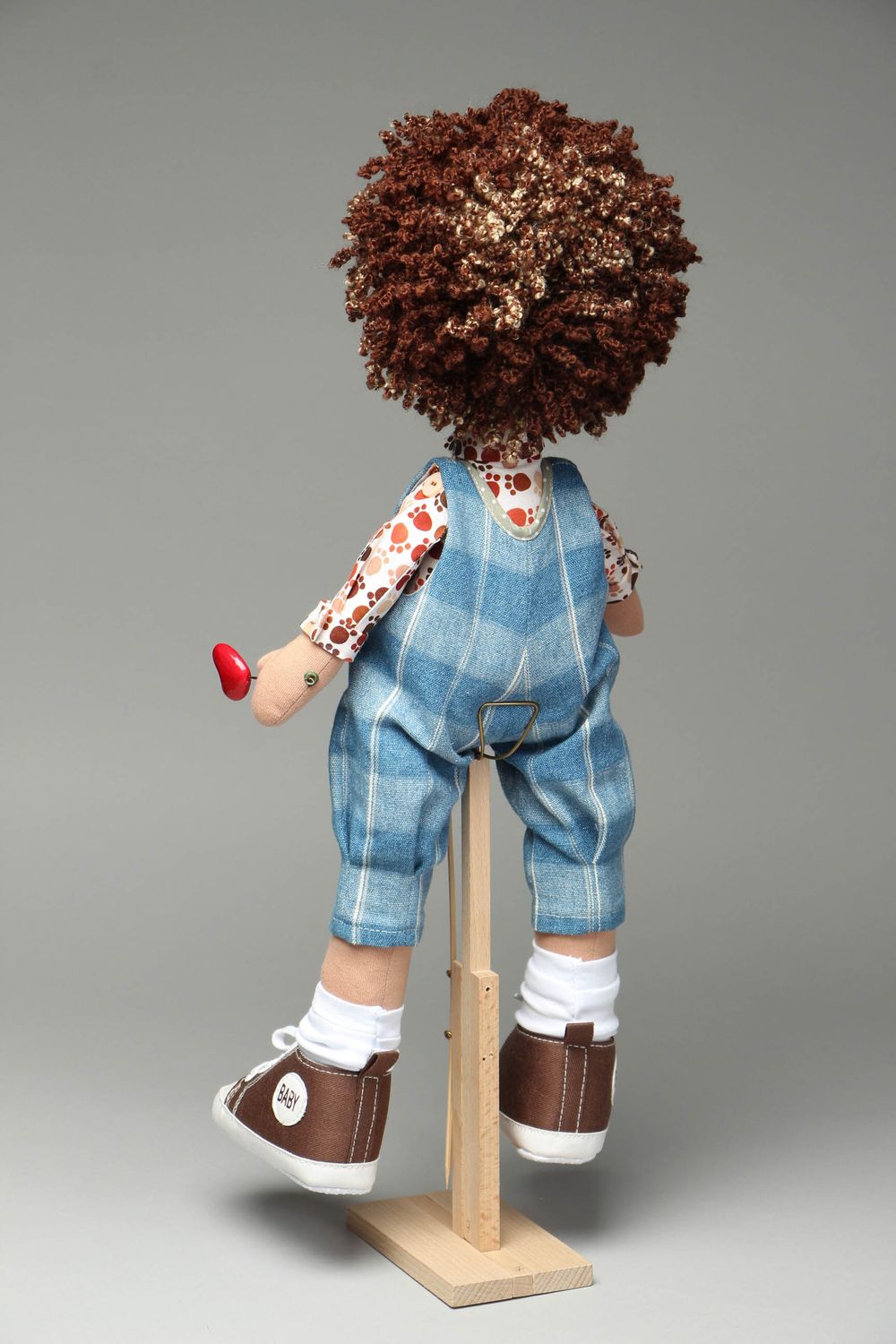 Авторская кукла на деревянной подставке Амурчик фото 3