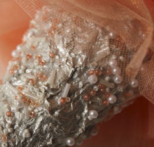 Fleur artificielle en tulle et perles de rocaille de couleur corail faite main photo 2