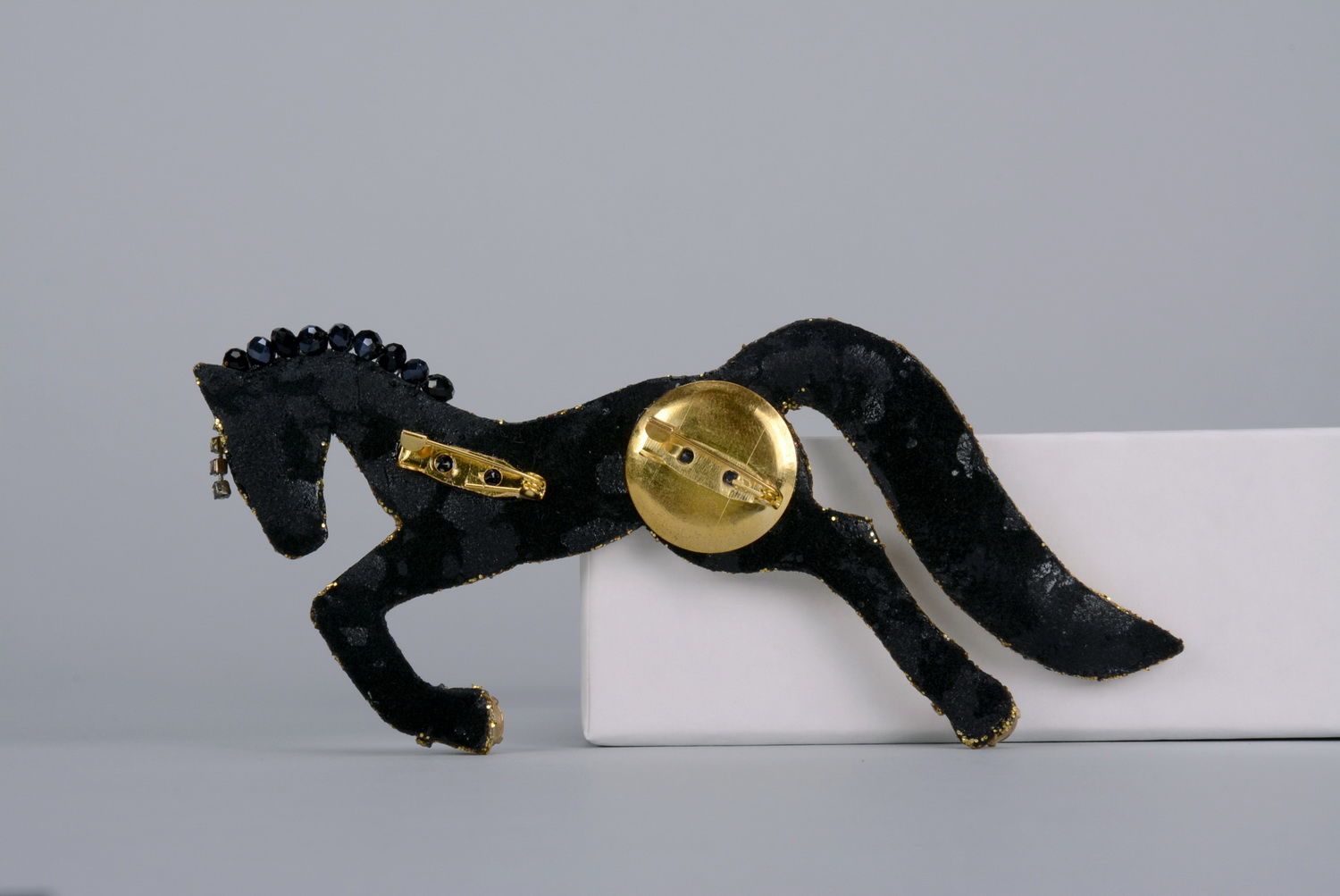 Broche Cavalo dourado foto 3