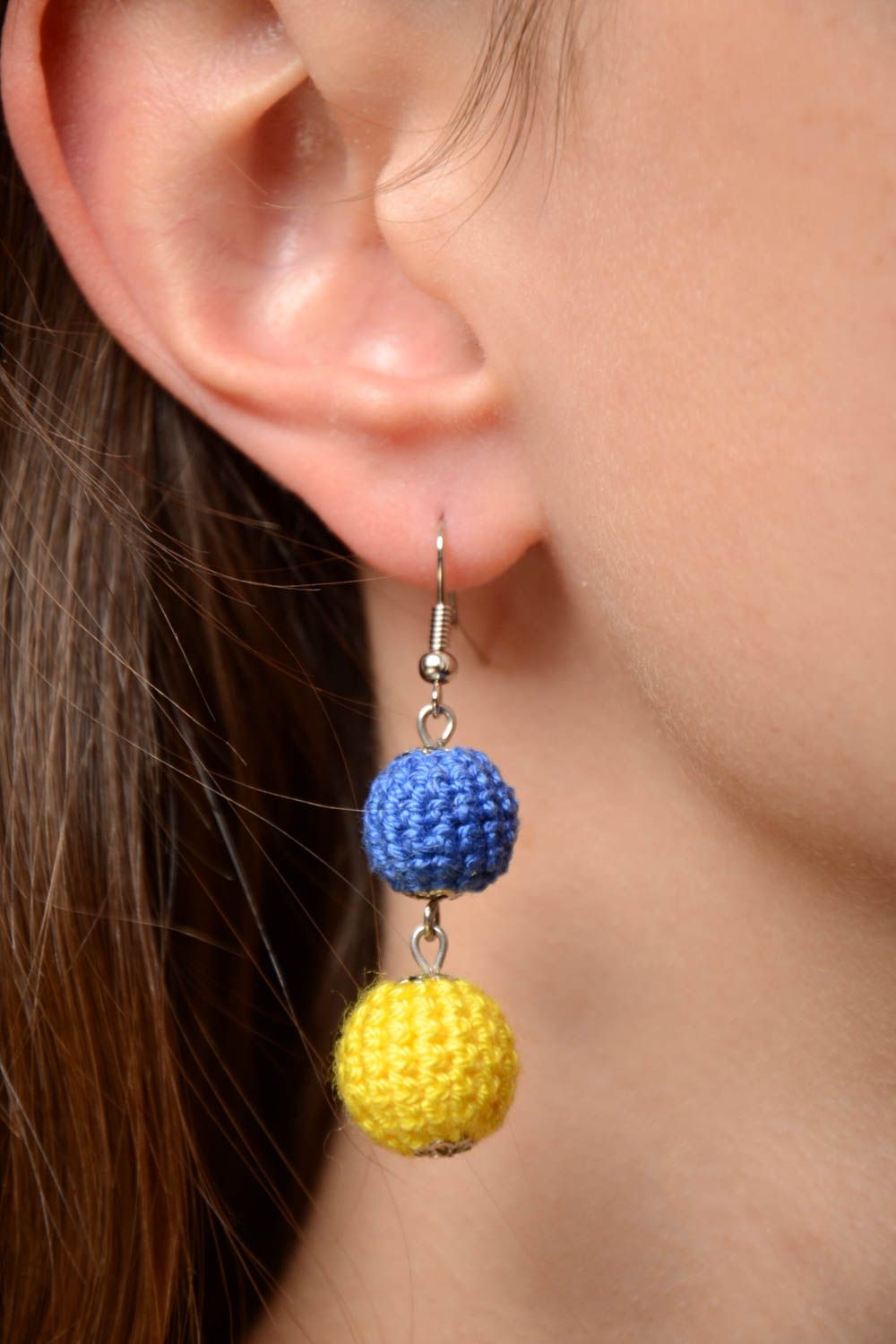 Boucles d'oreilles pendantes faites main avec perles tricotées jaune bleu photo 2