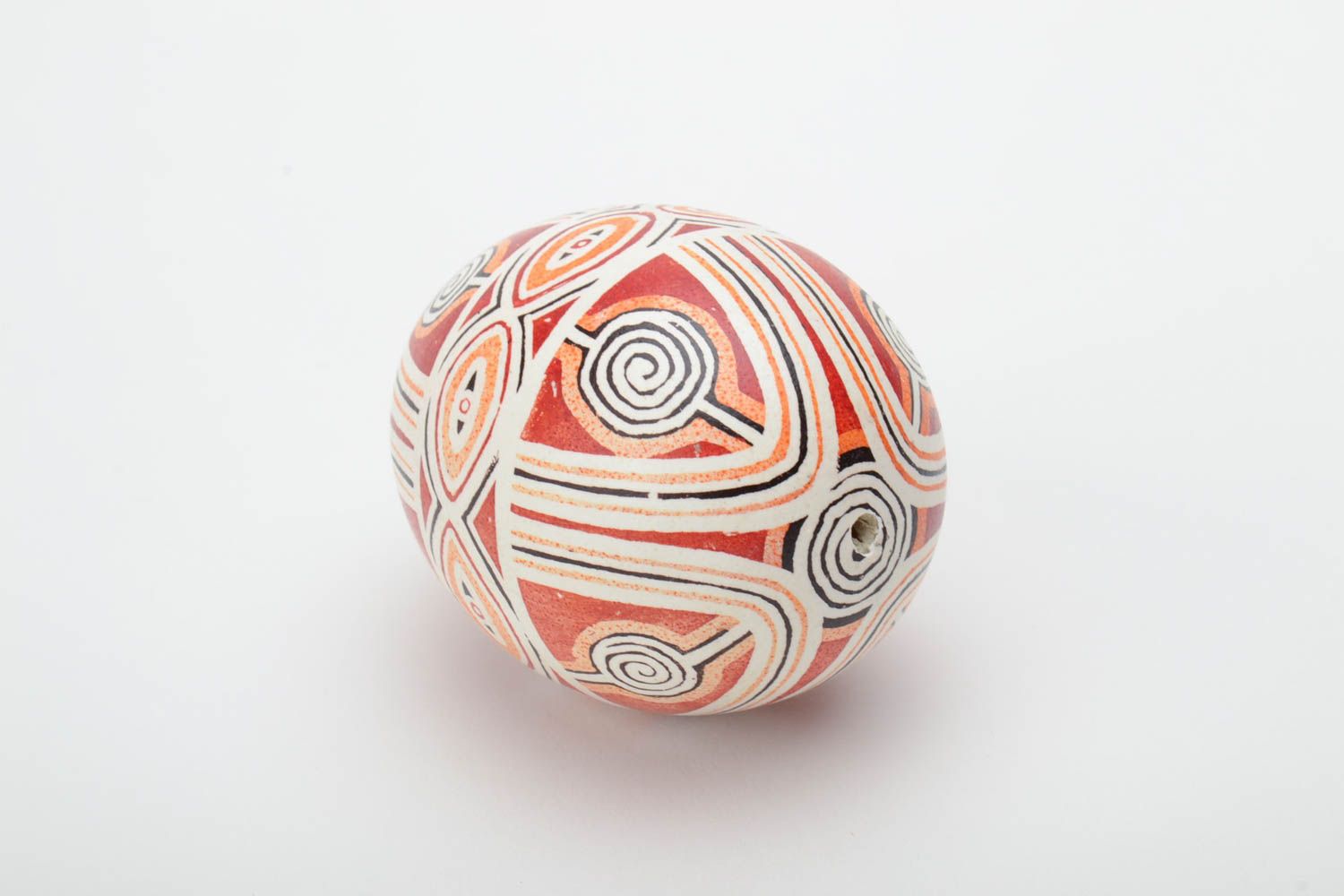 Huevo de Pascua artesanal pintado en estilo étnico foto 4