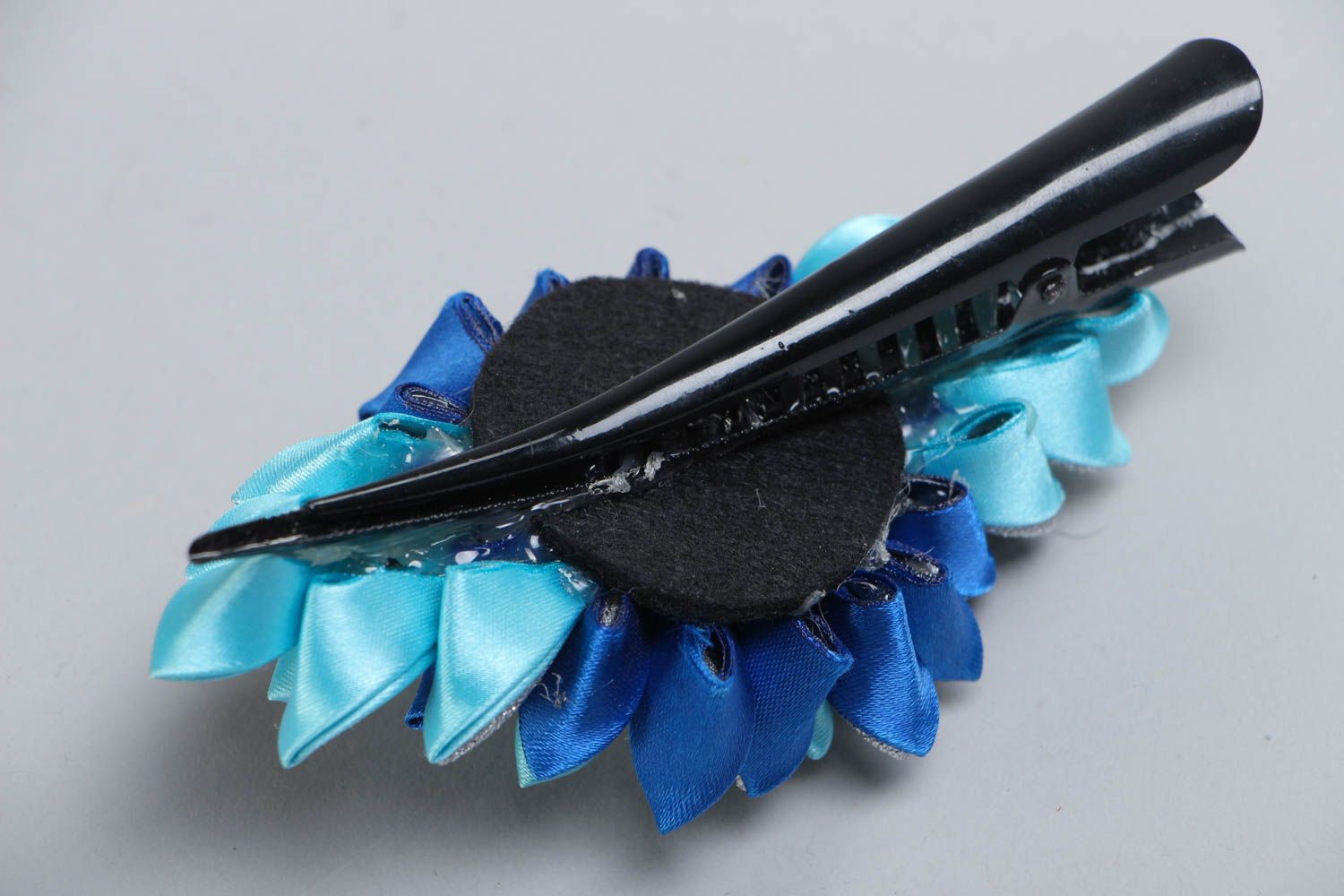 Handgemachte blaue Haarspange mit Blume aus Atlas und Lurexbändern für Modedamen foto 4