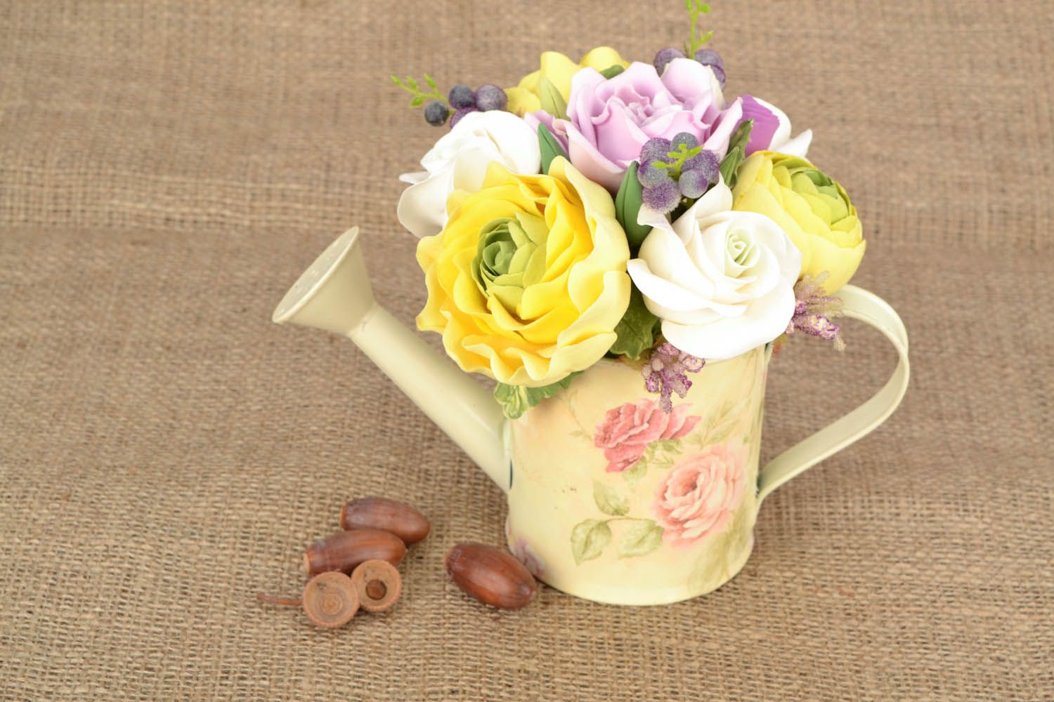 Arrosoir décoratif avec fleurs fait main photo 1