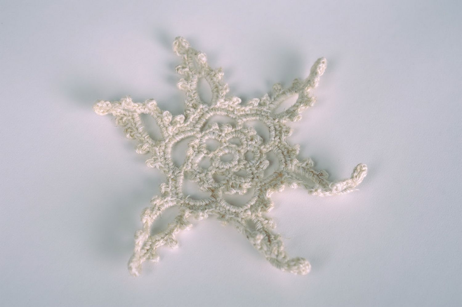 Jouet de Noël en forme de cristal de neige tricoté photo 3
