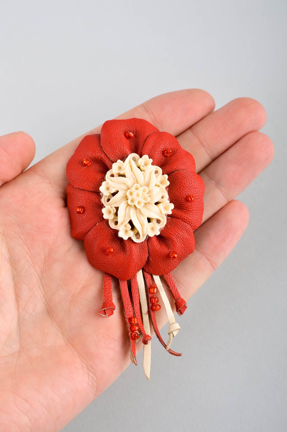 Broche fleur Bijou fantaisie fait main Accessoire en cuir pour femme rouge photo 5