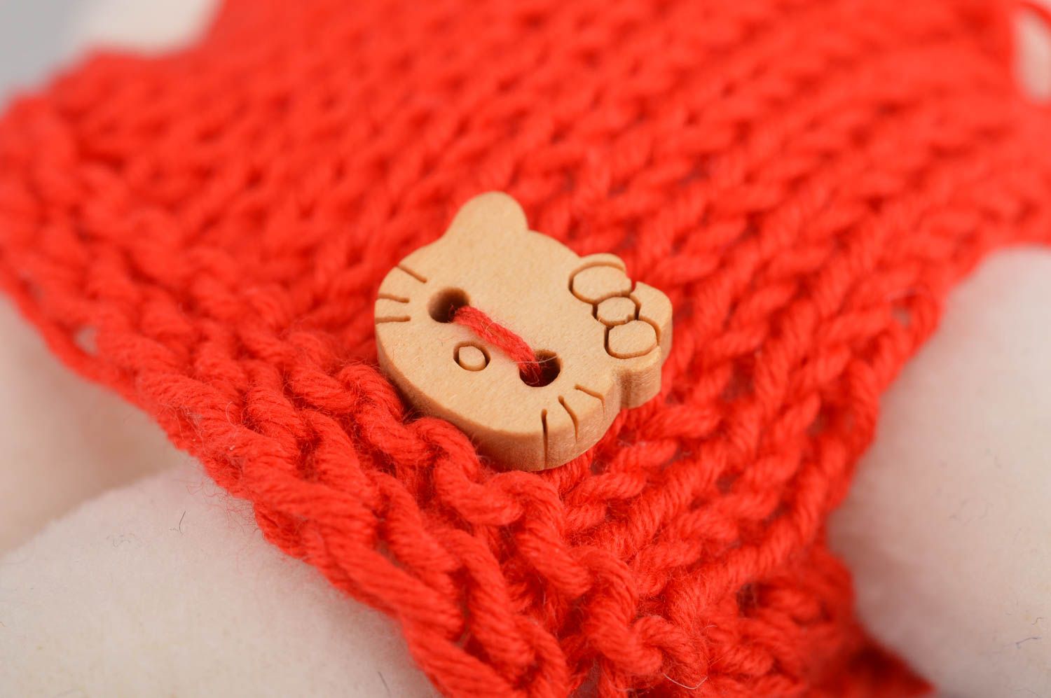 Флисовая игрушка в виде котика в красном платье маленькая ручной работы фото 2