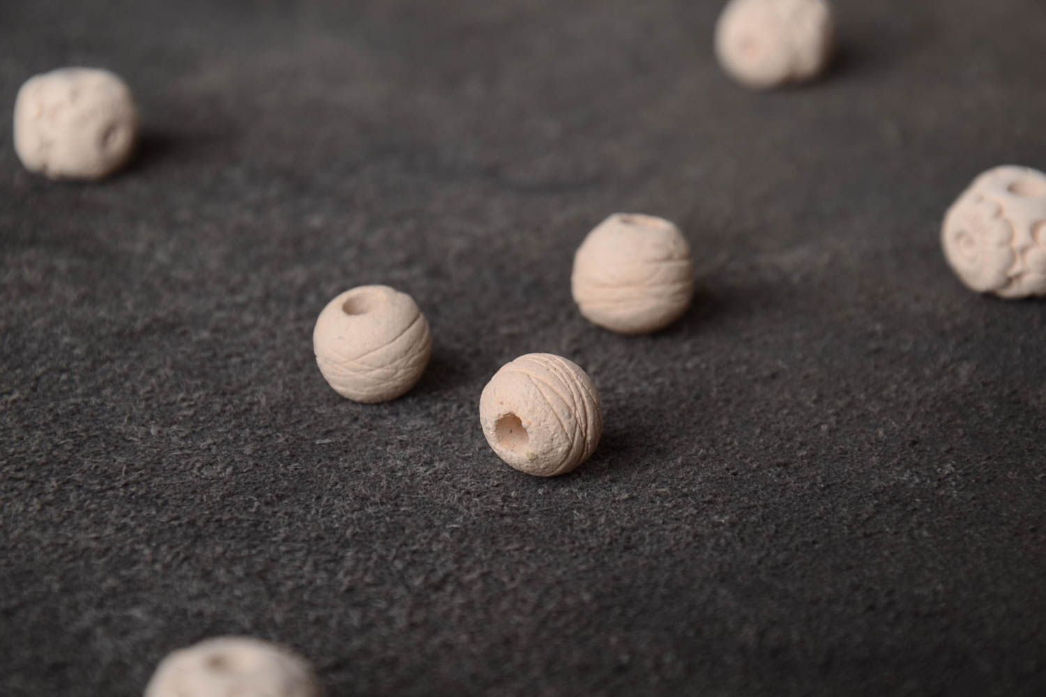 Набор круглых бусин из глины ручной работы 3 штуки для творчества фото 1