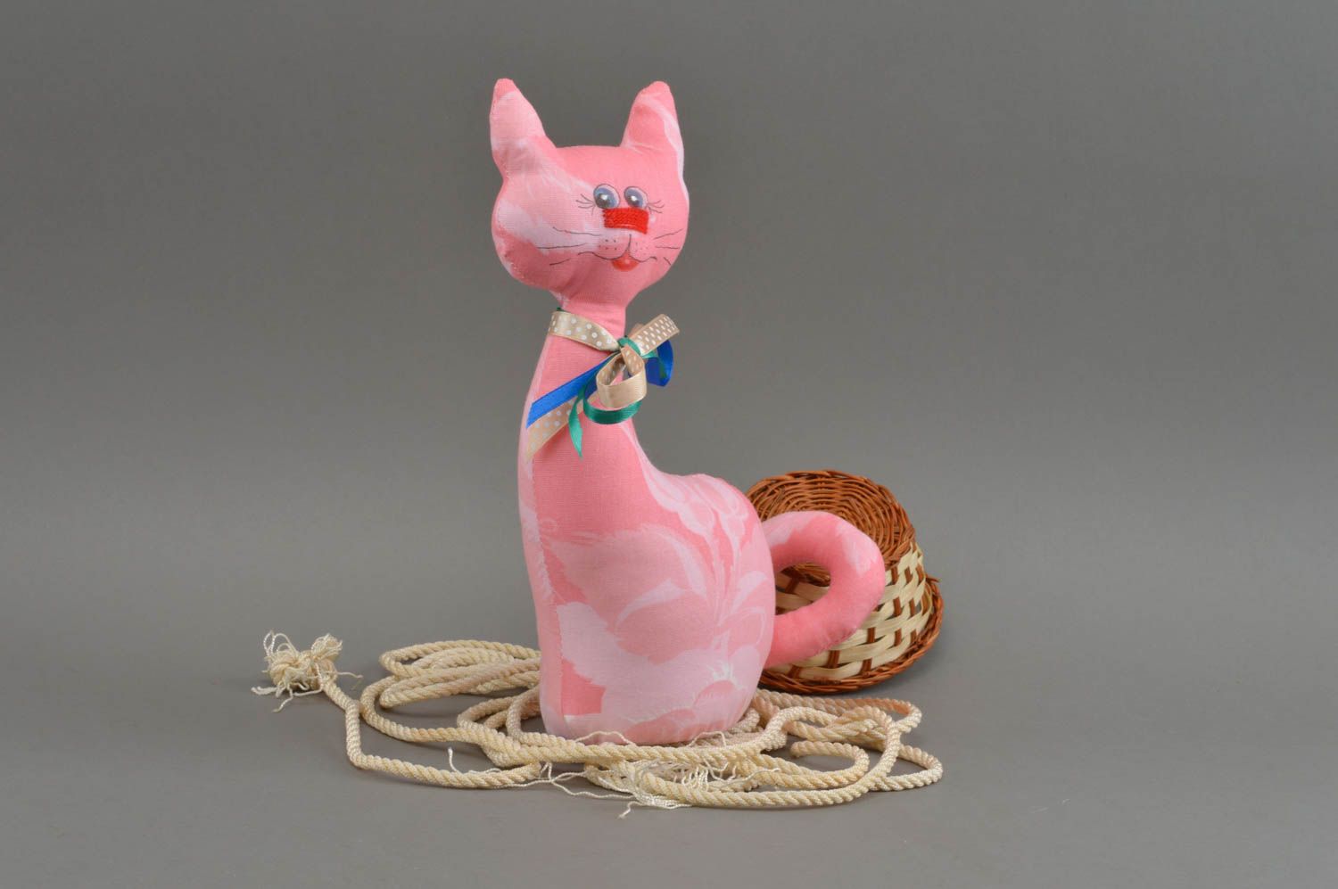 Тканевая игрушка в виде кошки небольшая розовая красивая милая ручной работы фото 1
