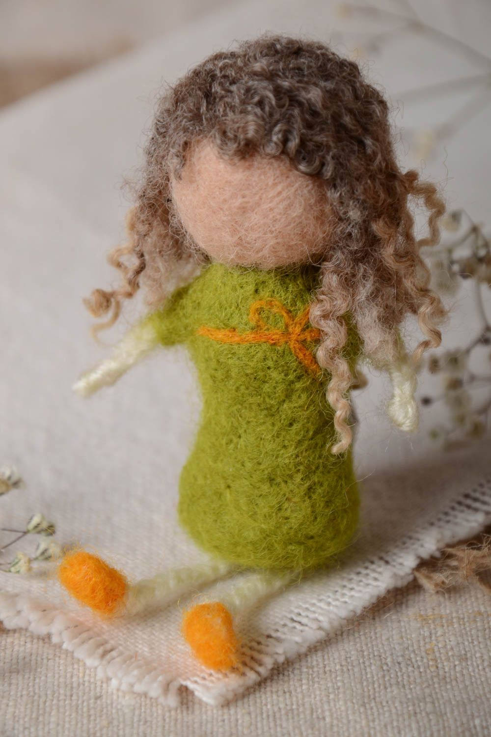 Poupée en laine fait main Déco chambre fille feutrage petit Cadeau original photo 1