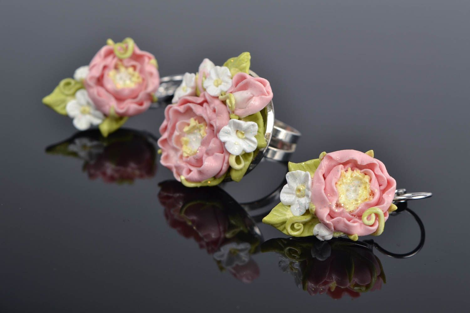 Set de bijoux en pâte polymère fleurs fait main boucles d'oreilles et bague photo 1