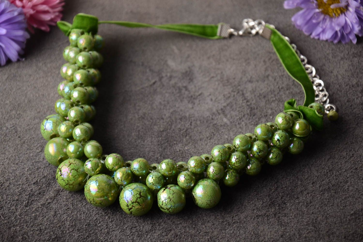Колье из бусин украшение ручной работы необычное зеленое ожерелье из бусин фото 1