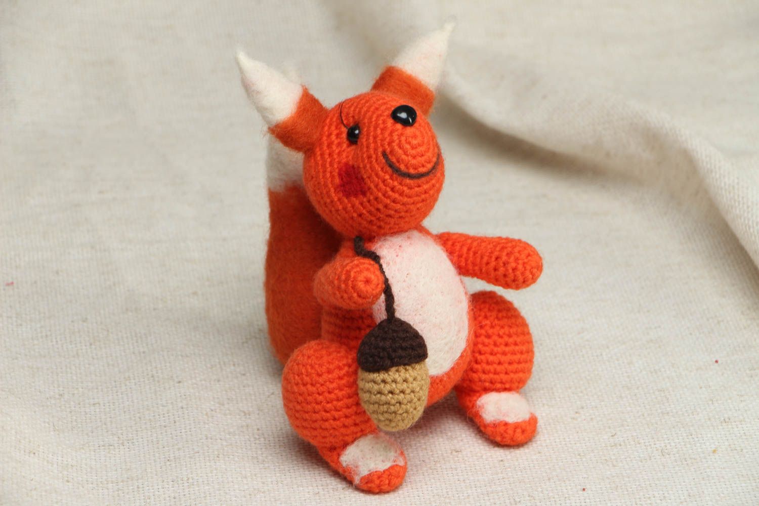 Doudou tricoté en forme d'écureuil avec gland  photo 1