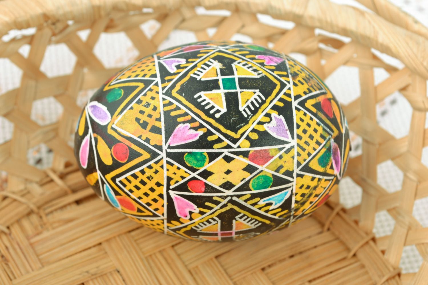 Oeuf de Pâques peint aux motifs multicolores fait main décoration de maison photo 1