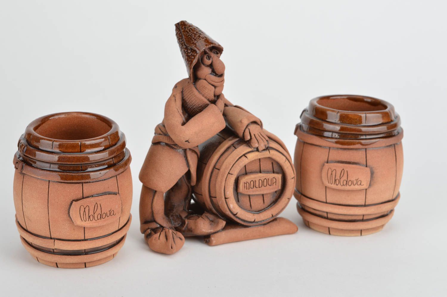 Ensemble de figurine et 2 gobelets en céramique fait main brun pour vin   photo 2