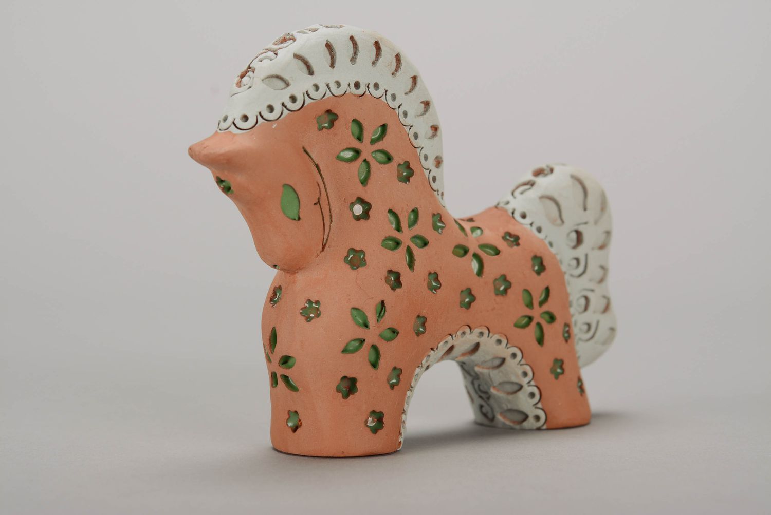Глиняная лошадка с серой гривой фото 3