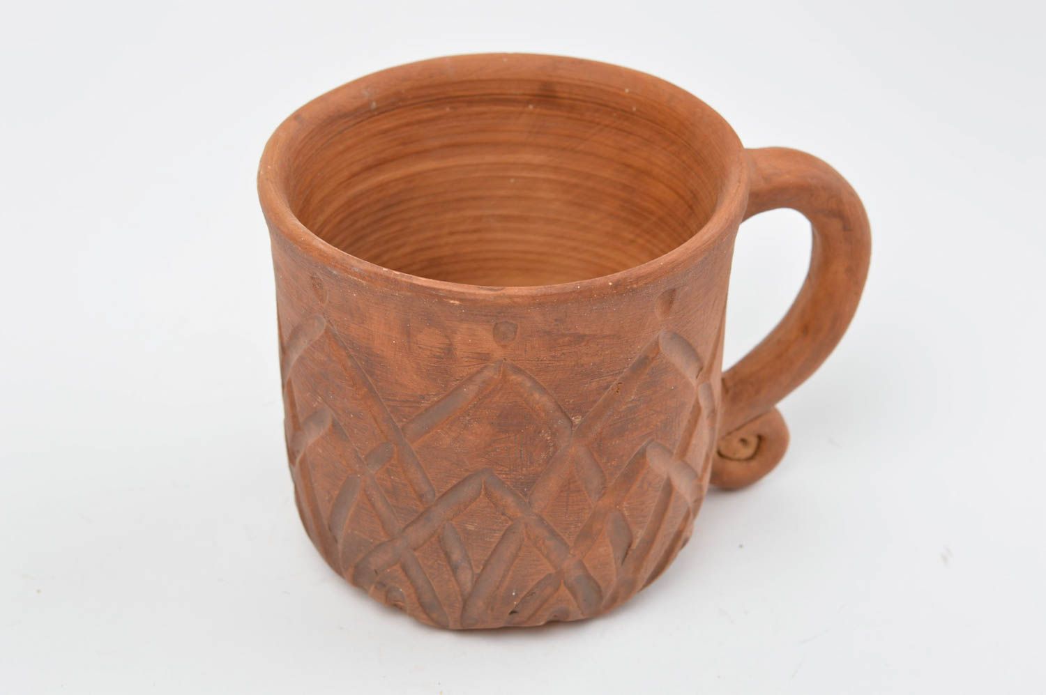 Красивая керамическая чашка из красной глины с простым орнаментом ручная работа фото 3