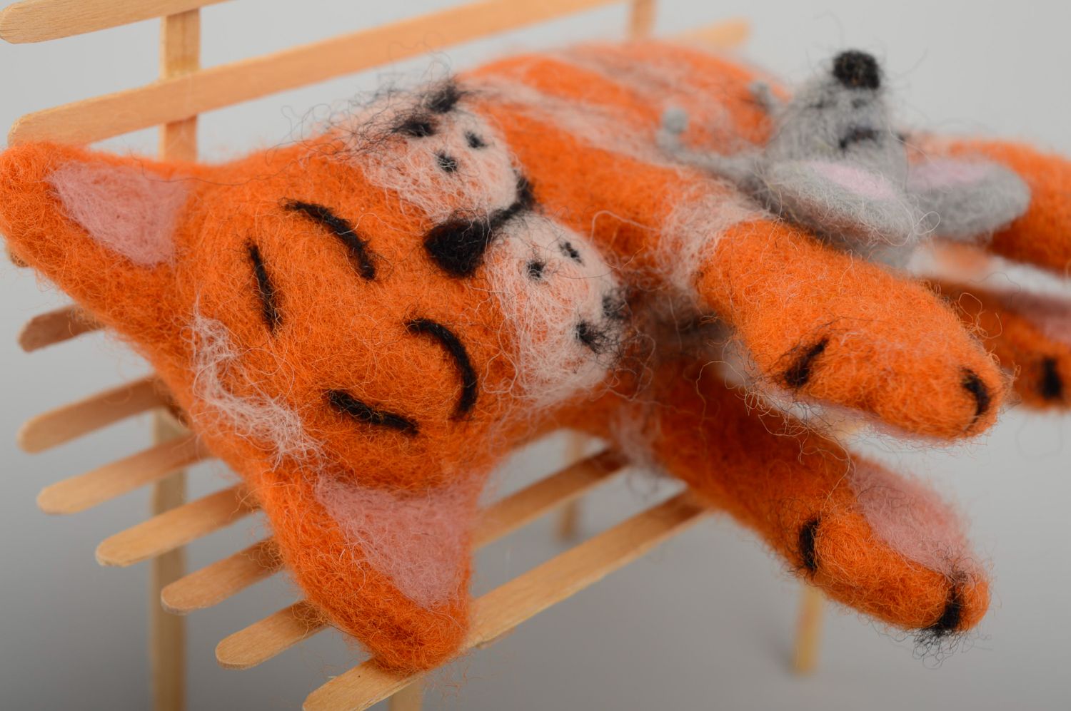 Jouet en laine feutrée chat sur un banc déco  photo 2