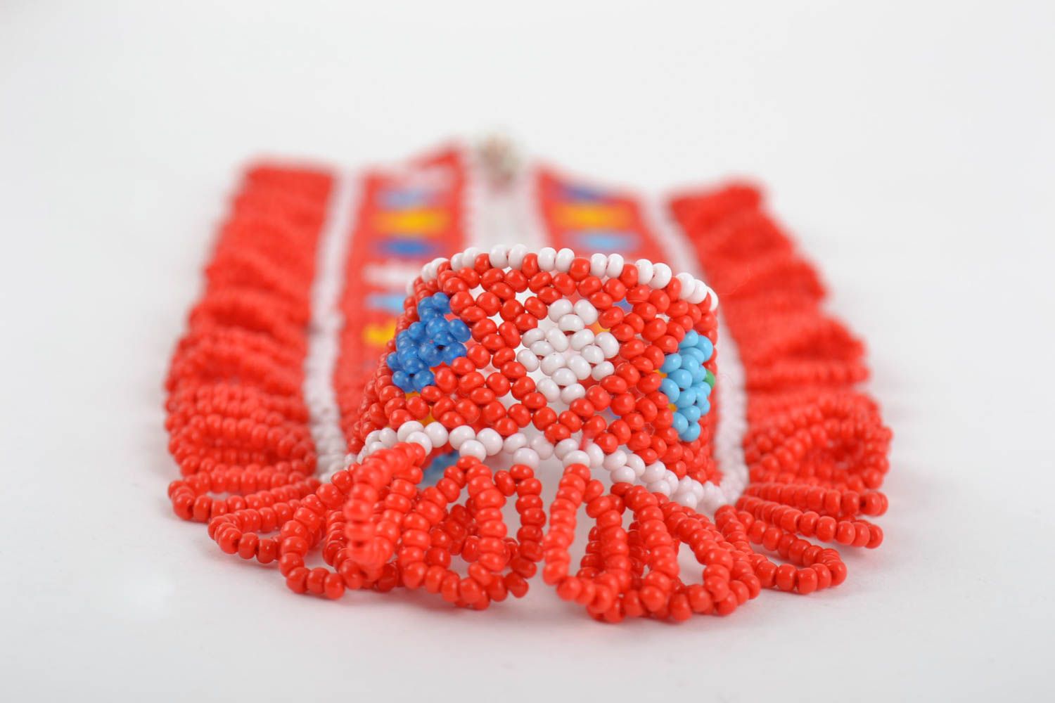 Large collier en perles de rocaille tchèques rouge motif losanges fait main photo 2