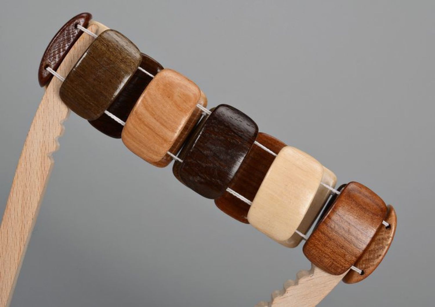 Bracelet manchette en bois à cinq teintures photo 2