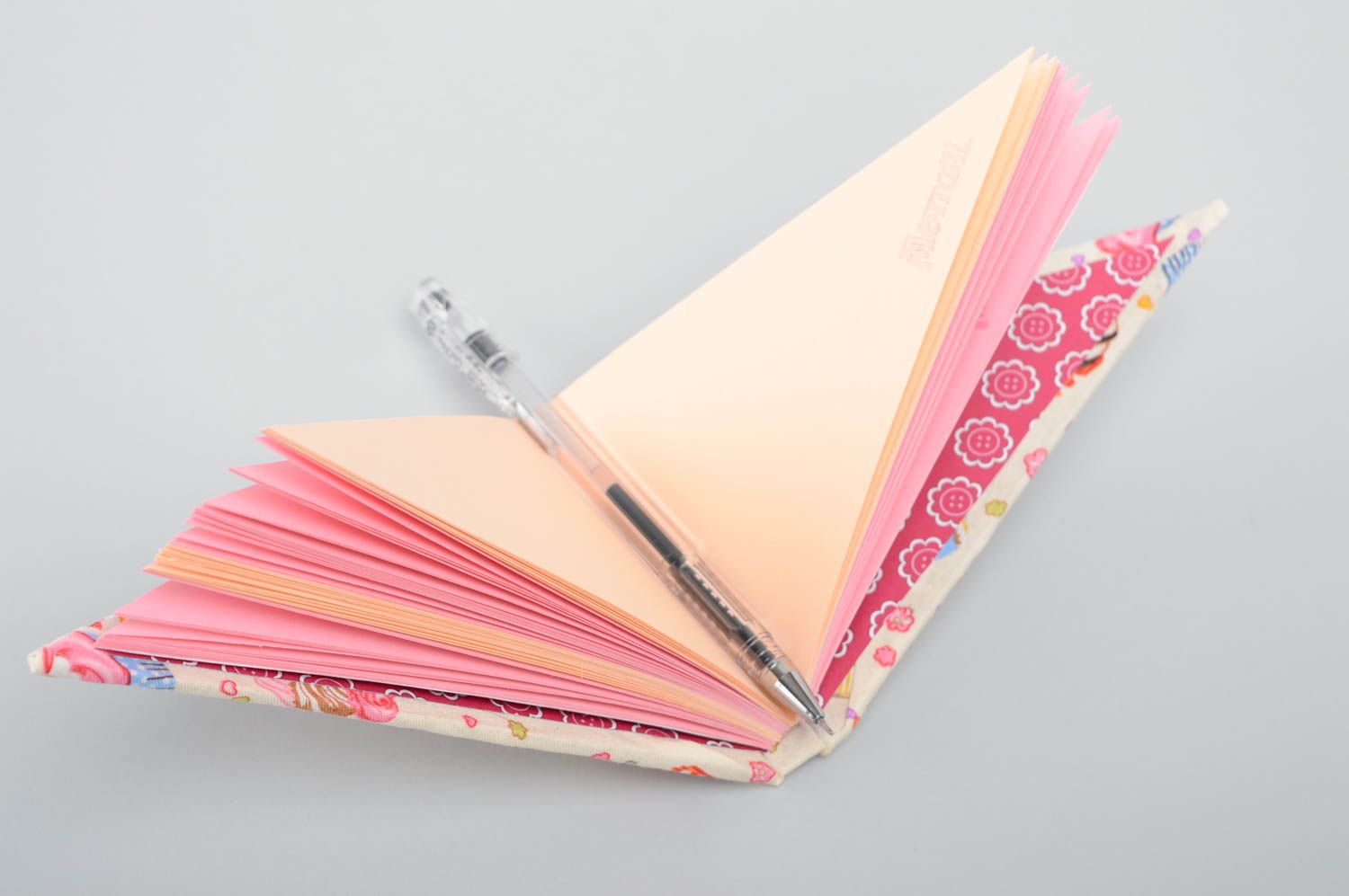Bloc-notes fait main en triangle avec couverture en tissu avec pages roses photo 2