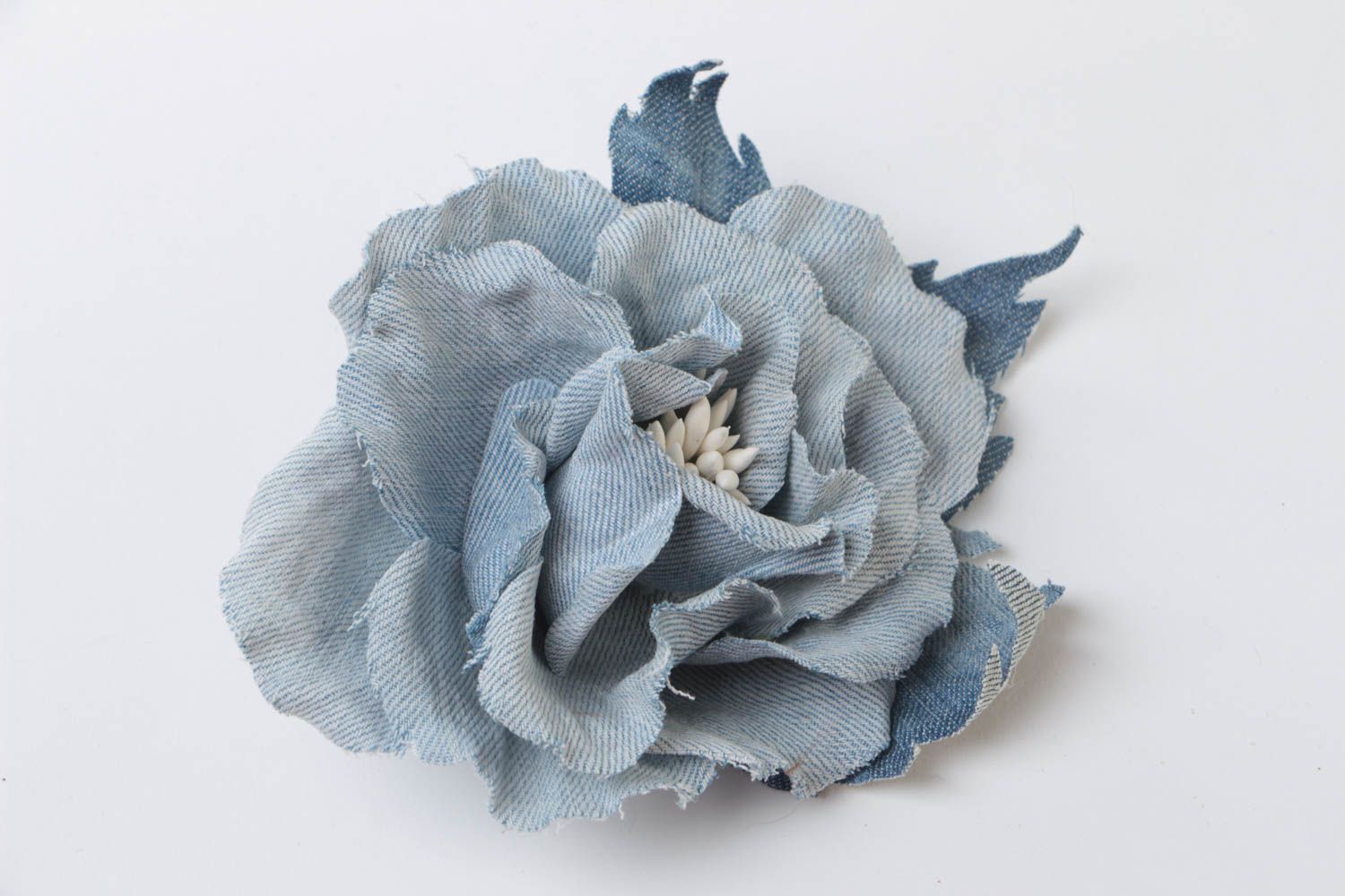 Джинсовая брошь заколка в виде цветка розы голубая стильная модная хэнд мейд фото 2