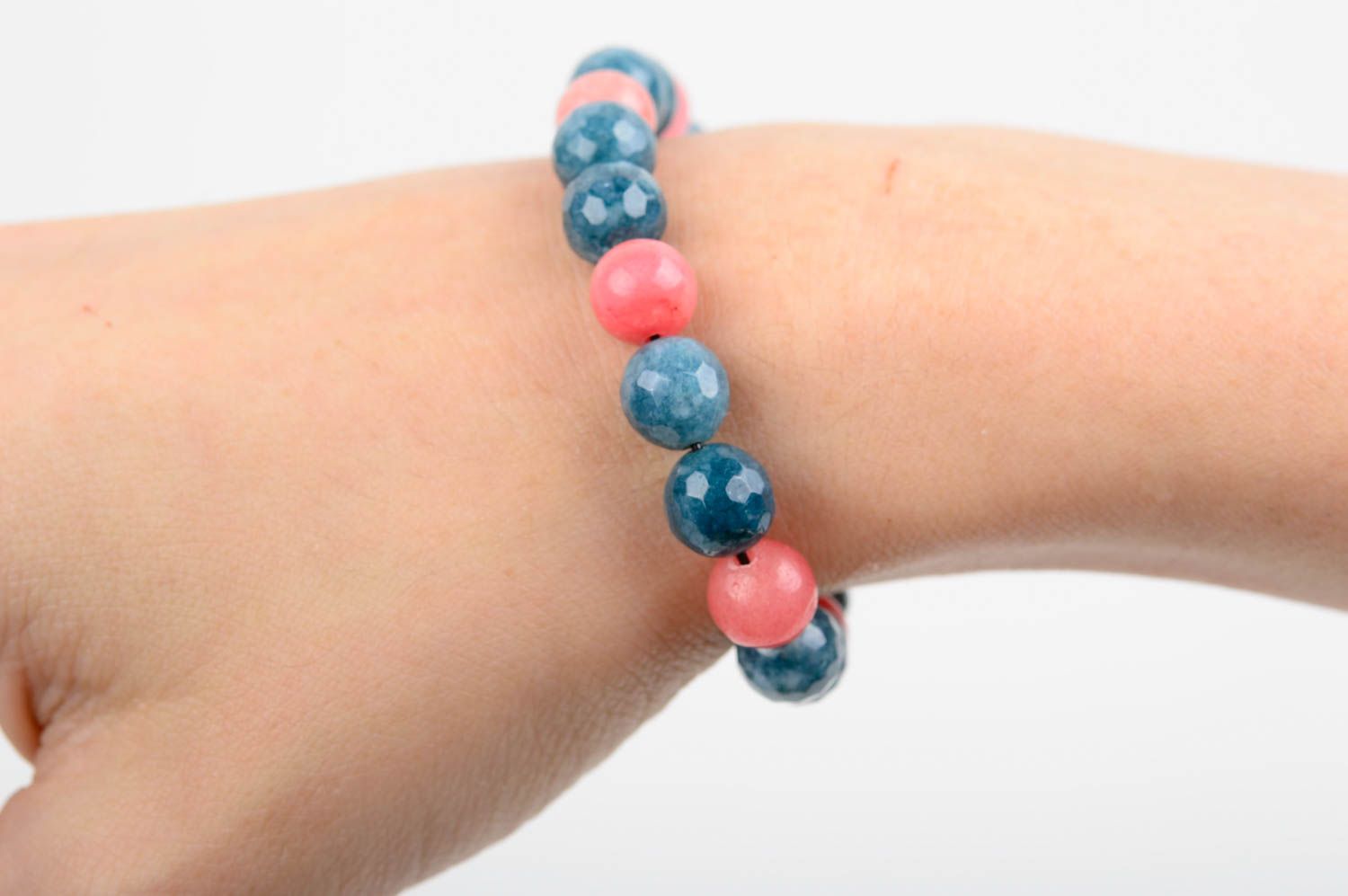 Bracelet en jaspe naturel fait main sur un fil de silicone bleu-rose élégant photo 3