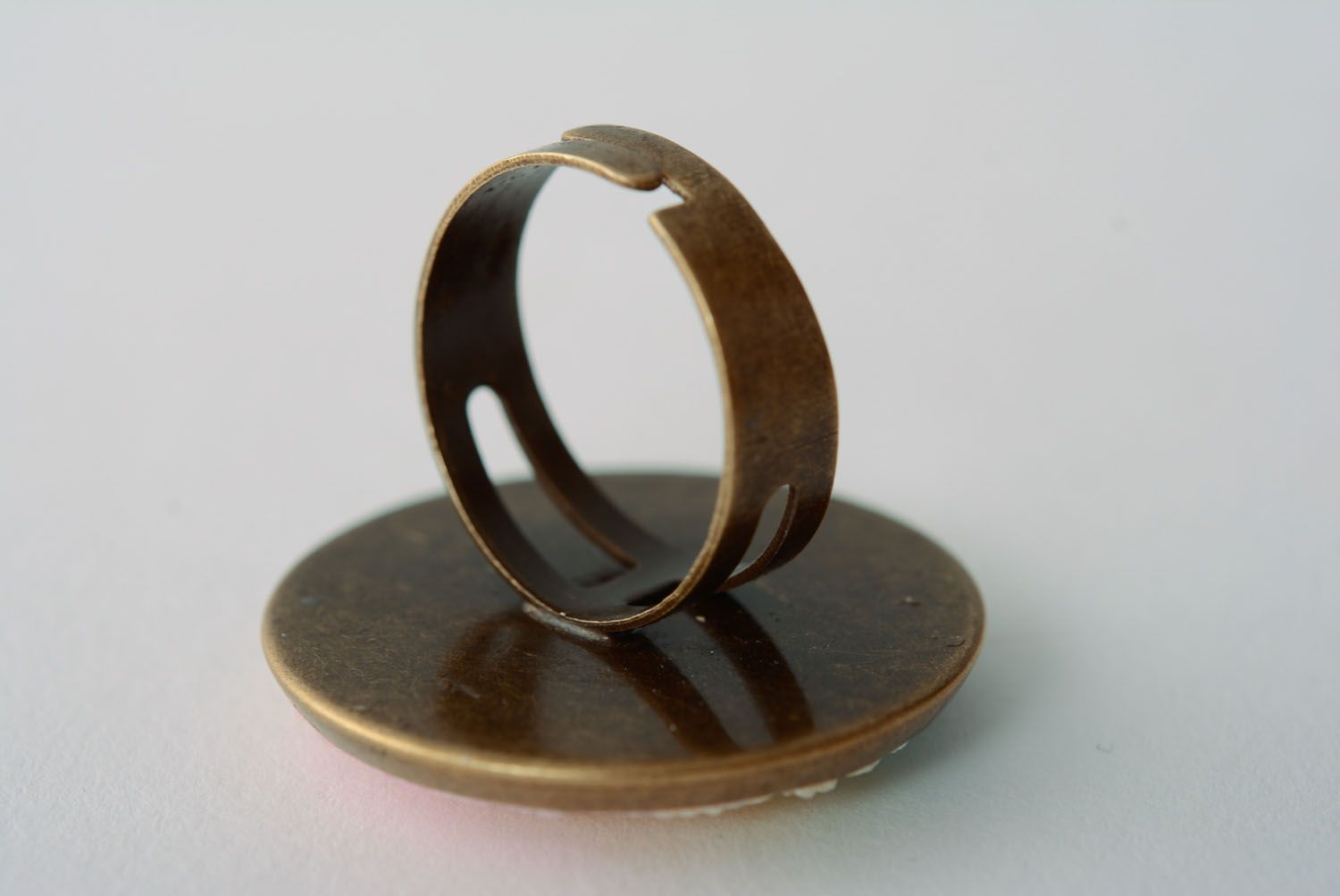 Кольцо из полимерной глины и металлической основы фото 2
