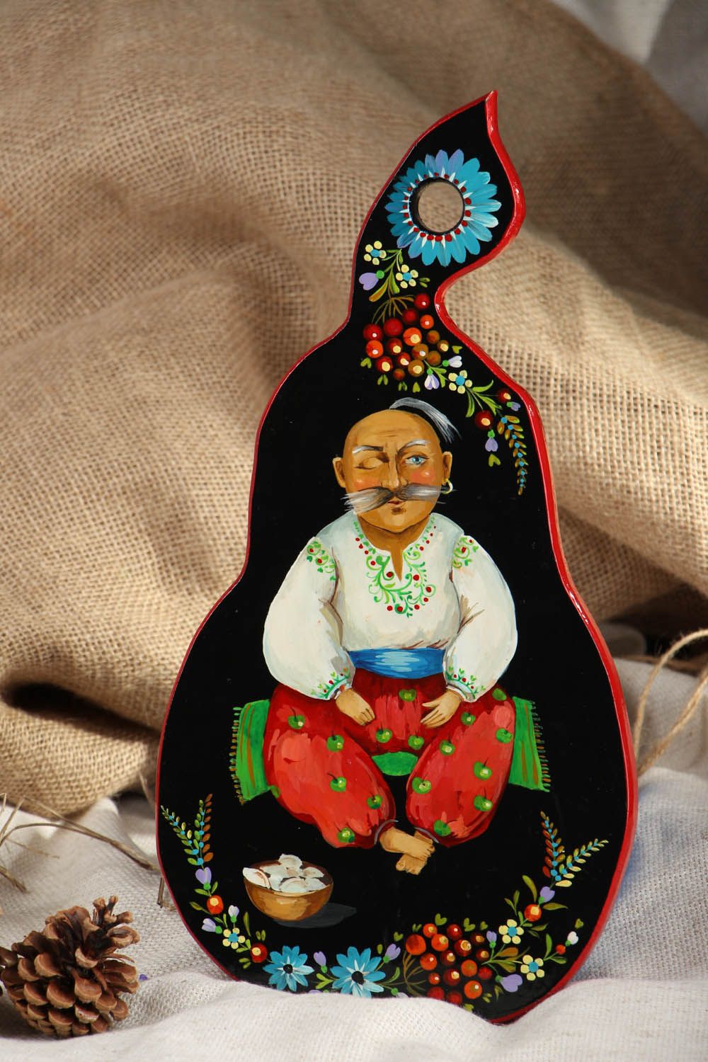 Tábua de corte decorativa feita à mão de madeira e pintada Cossaco foto 5