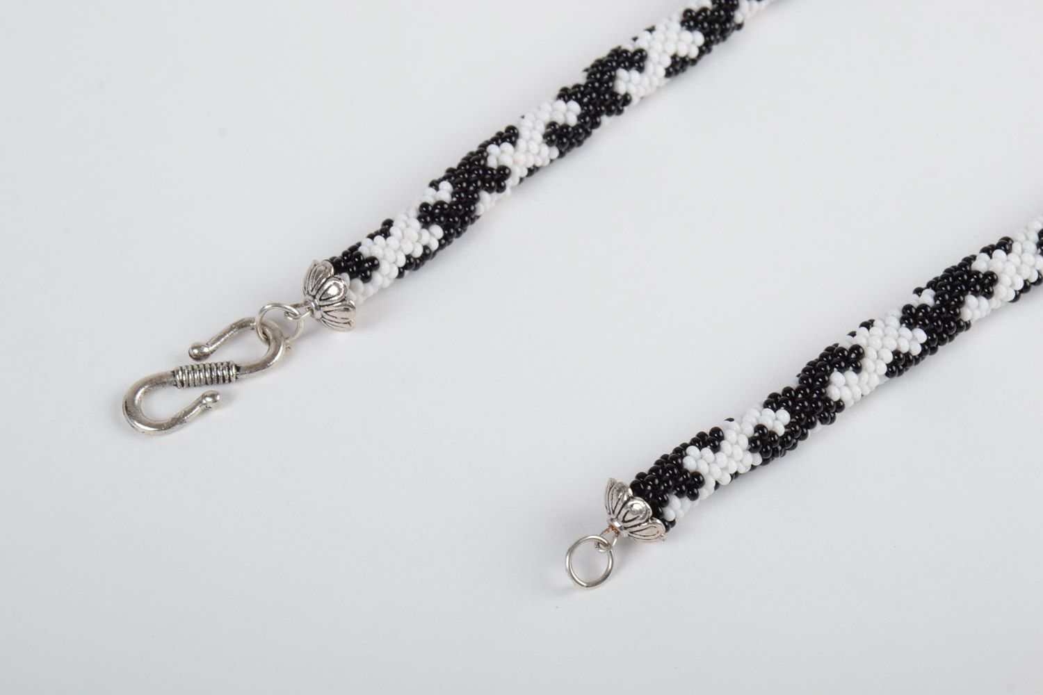 Collier crocheté en perles de rocailles blanc-noir de taille moyenne fait main photo 3