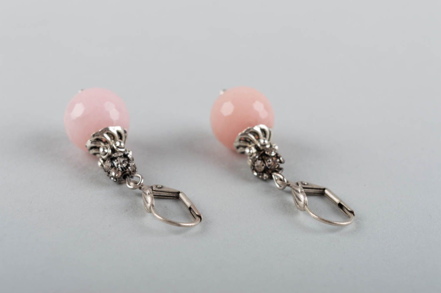 Feine rosafarbige handgemachte Ohrringe mit Anhängern aus Nephritis und Messing foto 4